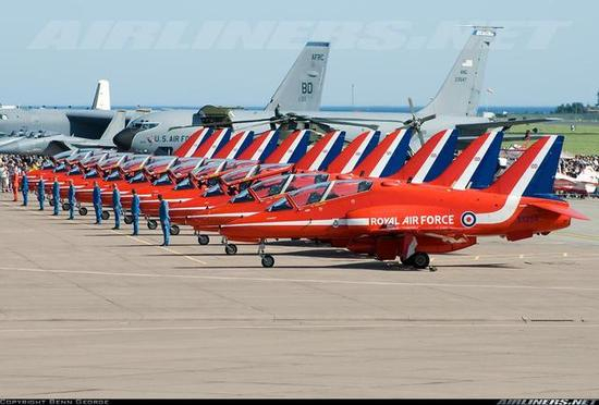 图片：红箭飞行表演队的鹰T.1教练机。