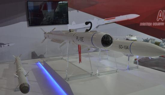 展台上的霹雳-10E，该导弹是今年中航展示的重点产品