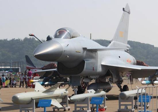 歼-10B前方醒目位置摆放了TL-17空地导弹，该导弹射程可达200公里以上