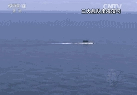 ▲ 蓝方潜艇悄然逼近红方舰艇编队。