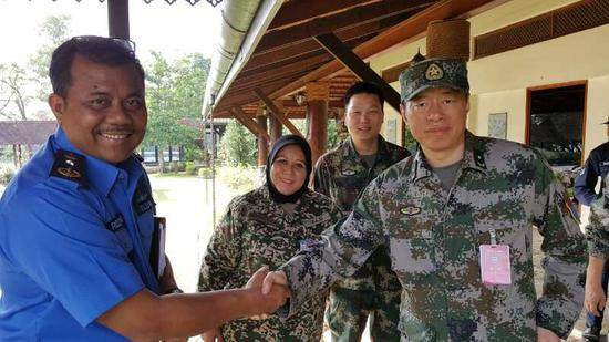 右一，中方导演李维亚少将，左一马方导演卢兹万准将