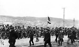 中国军队进入海参崴，受到华侨的欢迎。