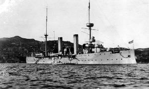 中国军舰海容号停泊在海参崴港口。