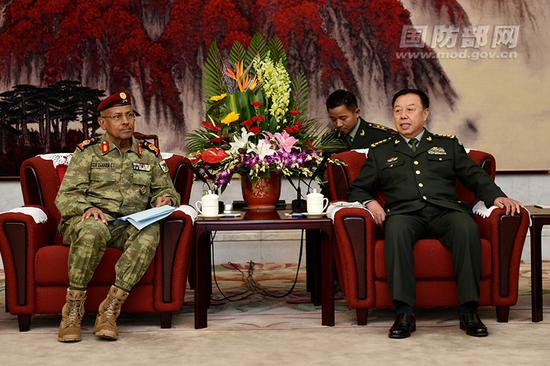 12月5日下午，中央军委副主席范长龙在八一大楼会见来访的吉布提军队总参谋长扎卡里亚。李晓伟 摄