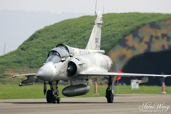 新竹基地内，一架幻影2000-5DI