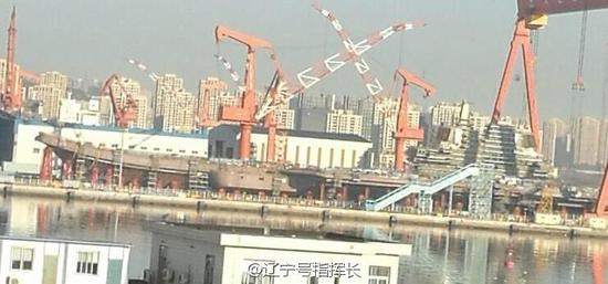 在网上照片中可以欣喜地看到国产航母的建造进程喜人