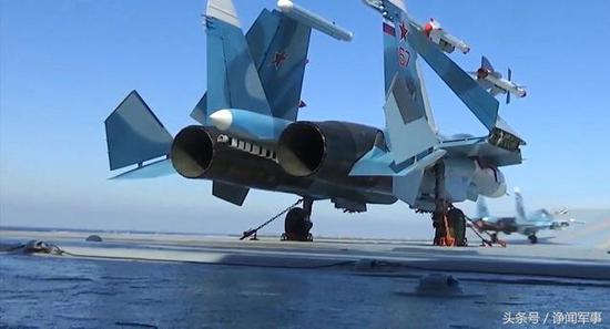 近期俄军拍摄的编号67的苏-33舰载机在库舰甲板上