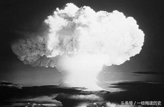 （4）图注：原子弹爆炸瞬间