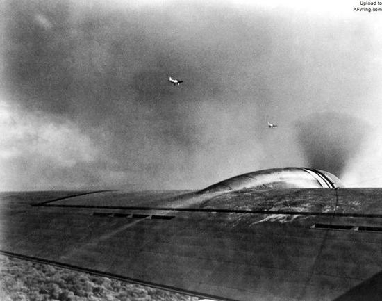 飞向希凯姆机场的B-17轰炸机发现空中出现了两架奇怪的飞机——日军的D3A俯冲轰炸机