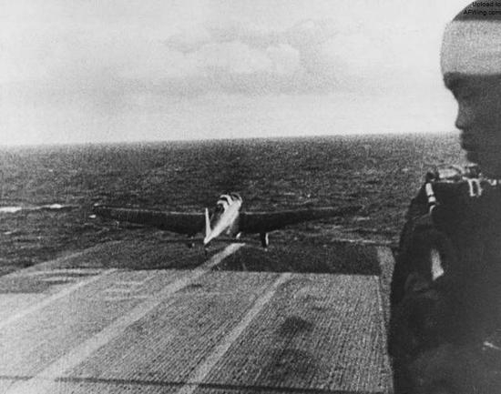 12月7日，一架B5N2从日军航母起飞，飞向珍珠港