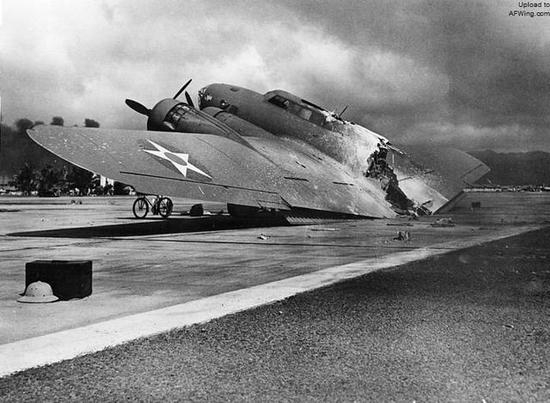 在攻击期间，一架从加利福尼亚飞来的B-17轰炸机在着陆之后被一场突然来临的猛烈轰炸和扫射所摧毁