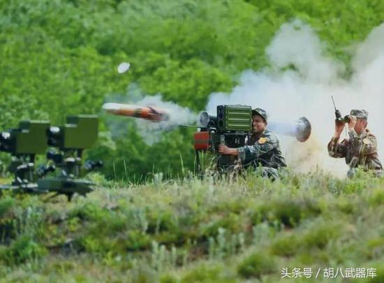 外军学员试射红箭8反坦克导弹