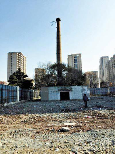 　　现存“第100部队”动力锅炉烟囱遗址。记者卢冶摄