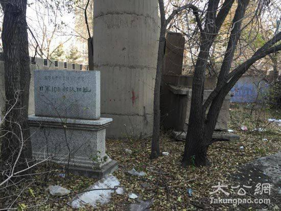 　　烟囱基座处立有遗址保护标牌。记者卢冶摄