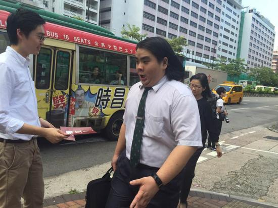 “港族党”曾给中学生发“港独”传单，有学生露出恐惧神情，拒绝接收。