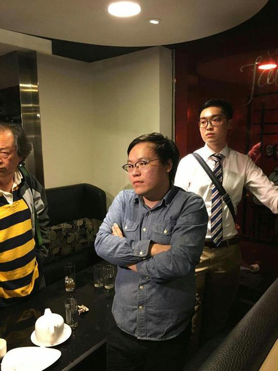 “港族党”召集人及发言人在台湾“播独”遭统派袭击 社交媒体图