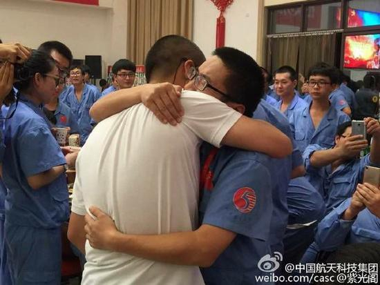 激动人心的瞬间，看到这个场景，我们完全可以理解网传工作人员激动喊出“我靠，这样也能成功”这句话背后的情感