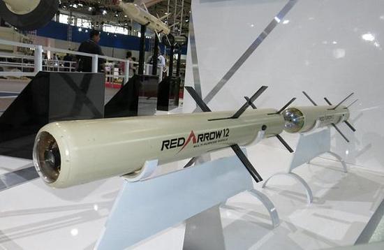 珠海航展上的红箭12导弹，二款采用的制导头不同