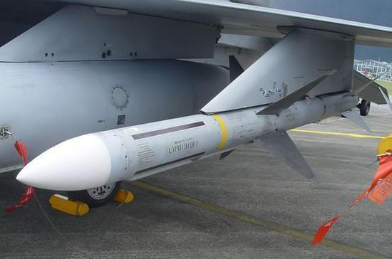 图：AIM-7导弹