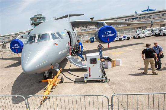 有图片向我们展示了安-178型号运输机的机舱内部的样子，相比于以前的运输机，安-178的内部设计要显得十分简单整洁。