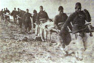 随军担架队在前线运送伤员。