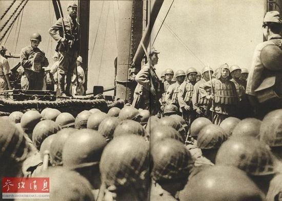 资料图：乘船前往战区的日军伞兵部队。