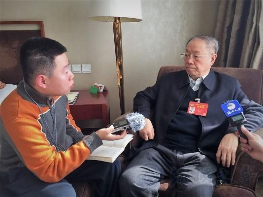 资料图：全国政协委员、海军网络安全和信息化专家咨询委员会主任尹卓少将接受海峡之声记者采访