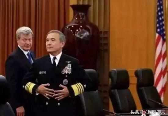 据说，日本人是世界上最好的下级，特别擅长揣摩领导的心思。太平洋司令部司令哈里斯正是这样一个有着一半日本人血统的美国人。