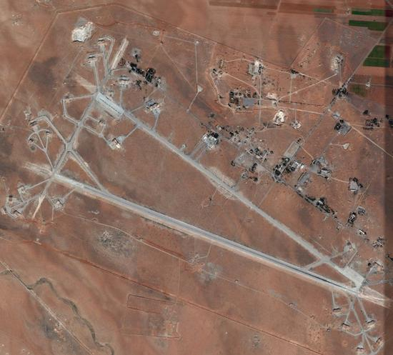 　　Shayrat空军基地卫星图，该基地部署有俄军