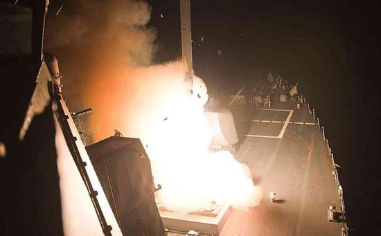 　　美军驱逐舰发射战斧巡航导弹