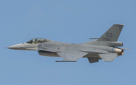 　　2015年10月16日，第一架F-16V首飞成功。该机由台湾空军的F-16A Block20升级而来，台湾于2014年向加州爱德华兹空军基地提供了2架F-16A Block20用于实验F-16V升级。美国空军现役的900余架F-16都已经通过CCIP计划升级到了Block40/42和Block50/52标准