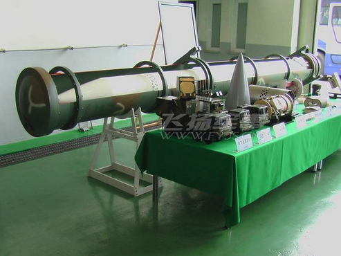 　　2015年公开的M-KAM系统模型及导弹样弹，该导弹实质上就是韩国引进技术生产的俄罗斯9M96防空导弹早期型号，最大飞行速度2马赫左右、最大射程40千米、最大射高30千米。考虑到战术弹道导弹末端速度普遍达到了8马赫左右，因此M-SAM所谓的“反导测试成功”，实在令人费解