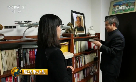 　　（央视采访龙芯胡伟武办公室，注意背景）