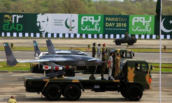 　　图片：巴基斯坦引进中国“彩虹”-3无人机，国产化称为“布拉克”攻击无人机，携带的AR-1导弹，与土耳其Bayraktar TB2无人机较为类似。