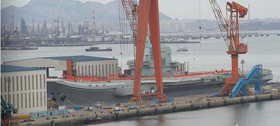　　中国首艘国产航母甲板四周已插满彩旗