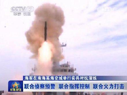 鱼-8反潜导弹从054AF型护卫舰的垂直发射装置上发射
