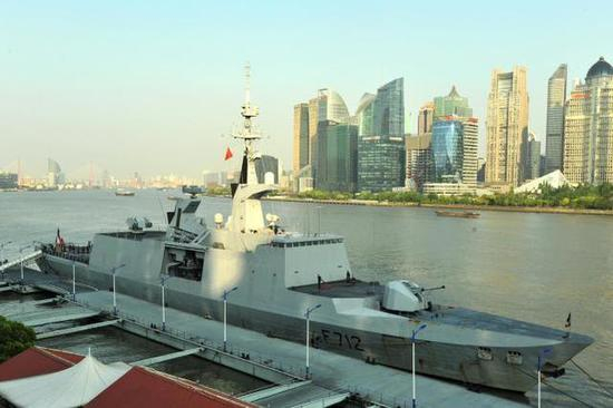 图片：法国海军“库尔贝”号隐身护卫舰。从某种意义上来说，拉菲特级的外形对中国054导弹护卫舰的设计提供了有益的借鉴作用。