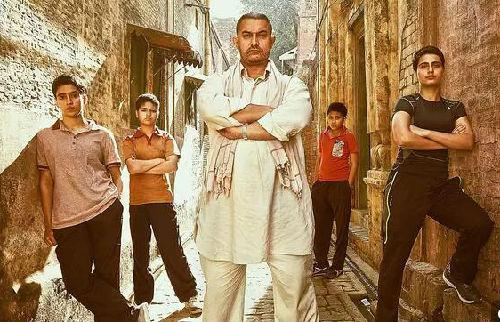 《摔跤吧！爸爸》电影海报