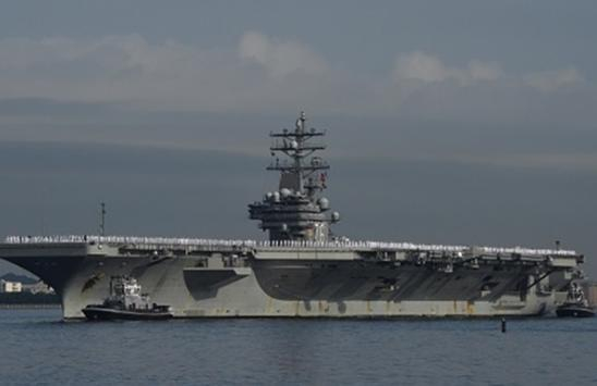 　　“罗纳德·里根”号航母驶离横须贺港（法新社）