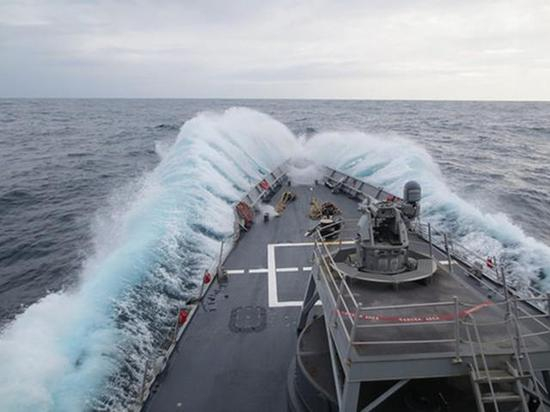 　　图片：美国海军FFG-51“&nbsp;加里&nbsp;”&nbsp;号护卫舰时，将MK13发射架拆除，加装了一门25毫米遥控炮当起了巡逻舰。