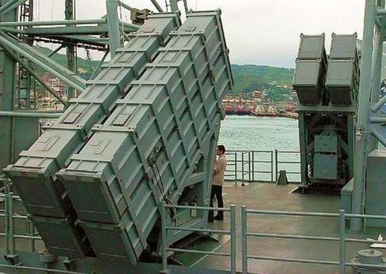 　　图片：台海军成功级护卫舰在舰体两侧加装了自行研制的“雄风”II型反舰导弹，对“鱼叉”导弹并没有太多需求。