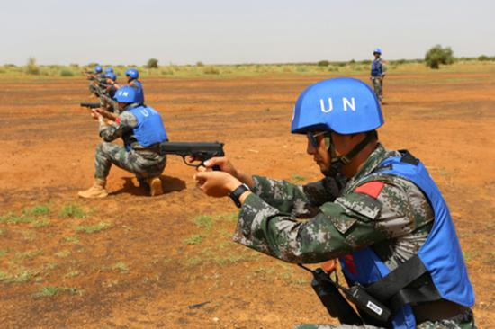 在马里北部城市加奥，中国维和部队士兵正在进行实弹训练。&nbsp;人民网 资料