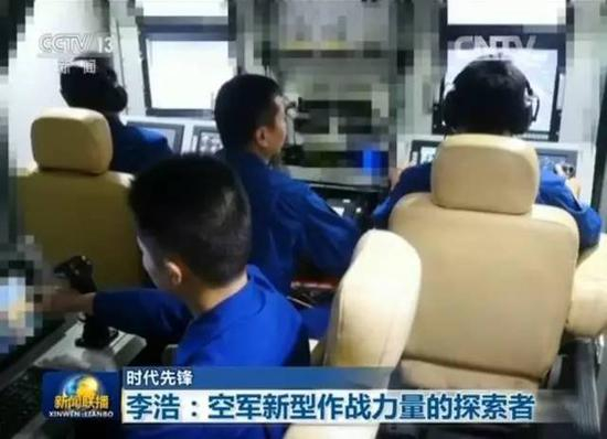 而画面中的马赛克，正是咱们无人机的操控室，甚至连工作人员的臂章都打了码。