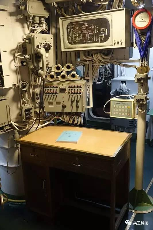 　　图注：位于指挥舱中心位置的指挥台