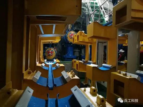 　　图注：艇首鱼雷舱