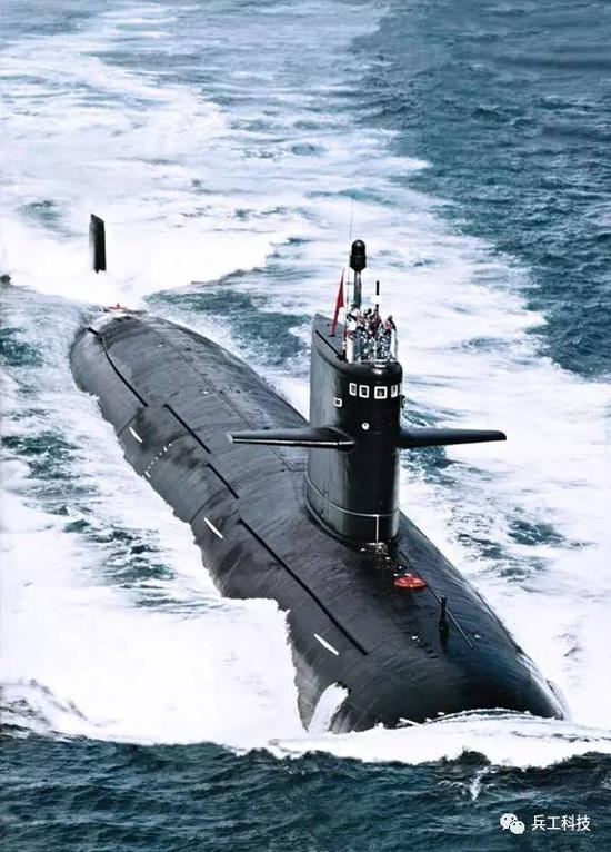 　　图注：水面高速航行中的093型核潜艇
