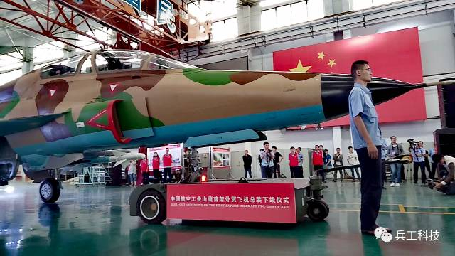 　　图注：6月5日，“山鹰”首架外贸飞机总装下线