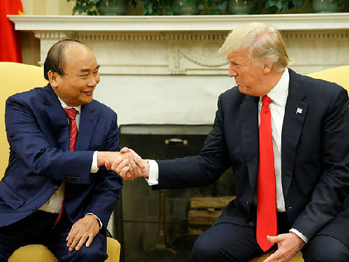 5月31日，阮春福与特朗普在白宫举行会谈。