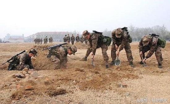 但步兵、炮兵和坦克兵的掩体，通常是自己挖掘的。