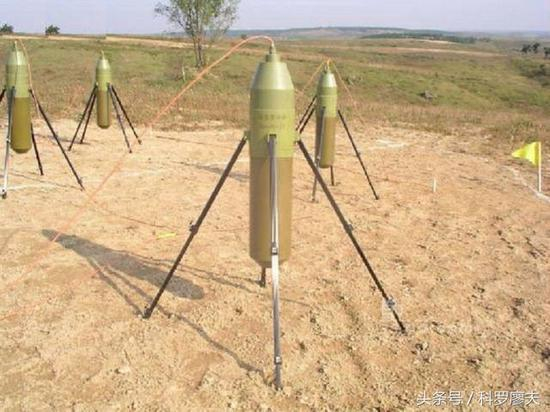 我军从1970年代开始装备掩体爆破器，一代代更迭，不断发展演。